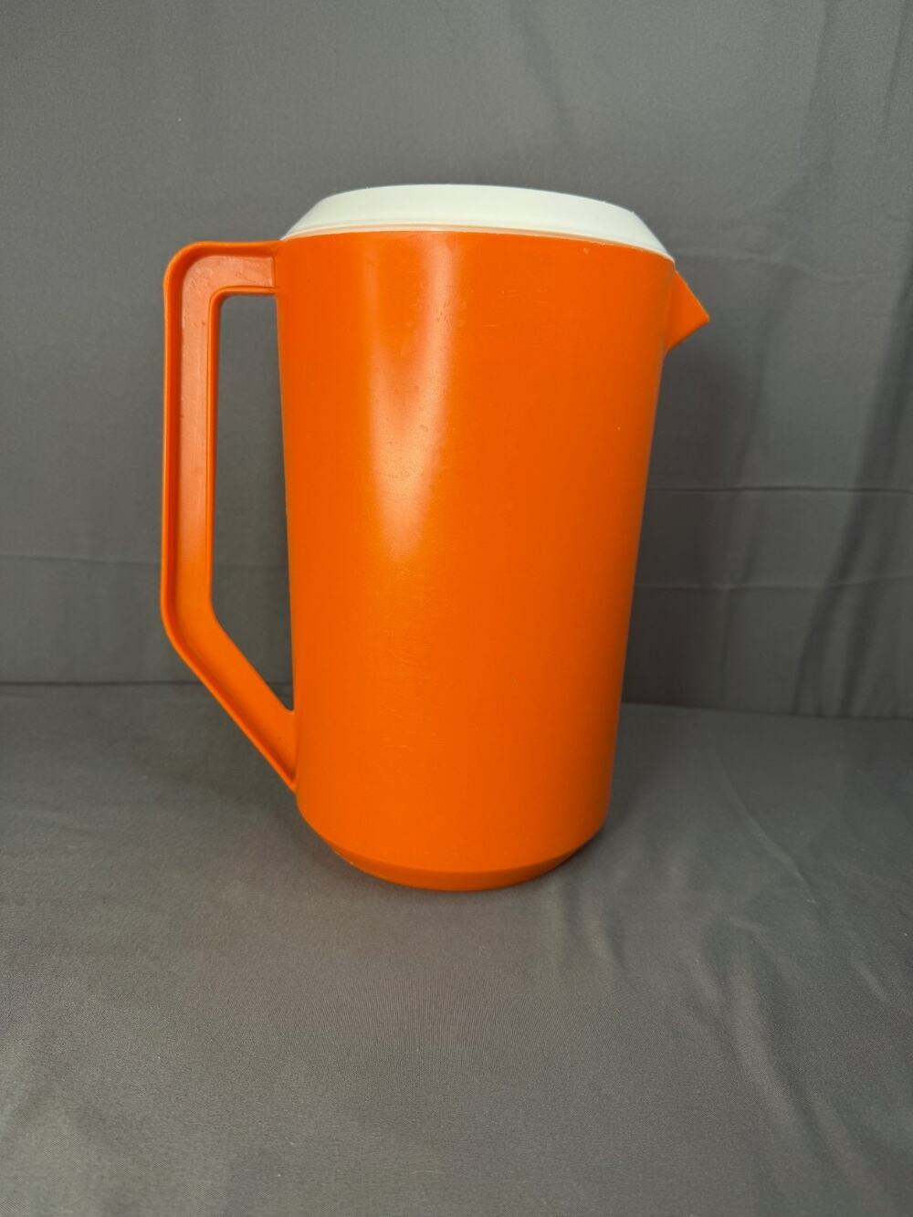 Rubbermaid Vintage Orange Drink Pitcher 2 1/4 Quart White Lid J-2445 MCM Kitchen